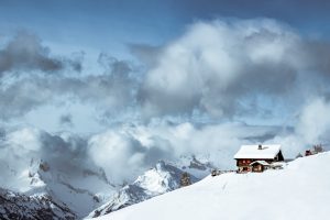 Berge und Hütte